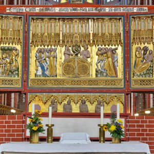 Kreuzaltar im Doberaner Münster.jpg