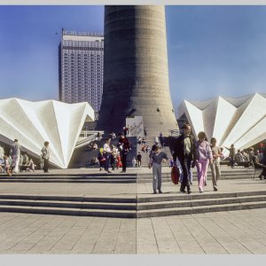 Flanieren zu Fuße des Fernsehturms