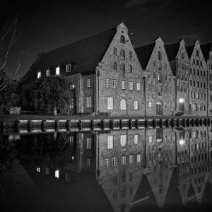 Salzspeicher bei Nacht