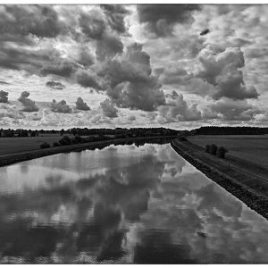 Kanalwolken_BW.jpg
