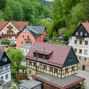 Blick über Rathen auf das Elbsandsteingebirge