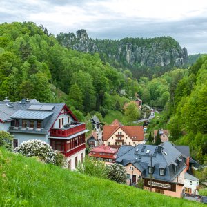 Blick von Rathen aus auf die Felsen des Elbsandsteingebirges