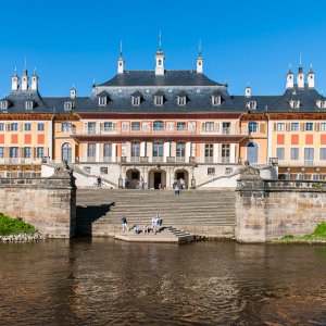 Schloss Pillnitz vom Wasser aus gesehen