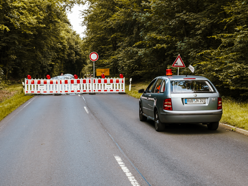 Auto vor Baustellenabsperrung