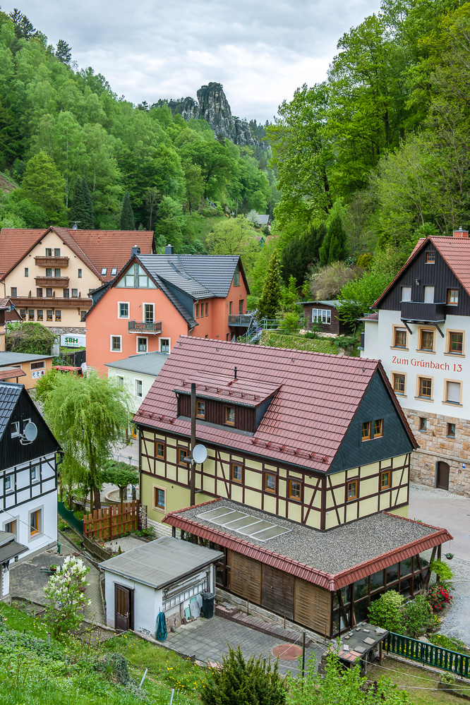 Blick über Rathen auf das Elbsandsteingebirge