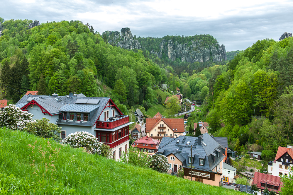 Blick von Rathen aus auf die Felsen des Elbsandsteingebirges