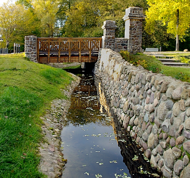 Eine Brücke über einen Graben..jpg