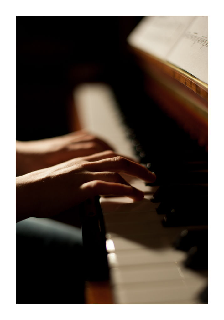Hände am Klavier