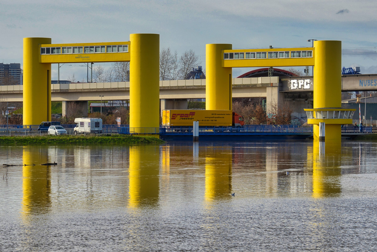 Hubbrücke Mannheimer Hafen.jpg