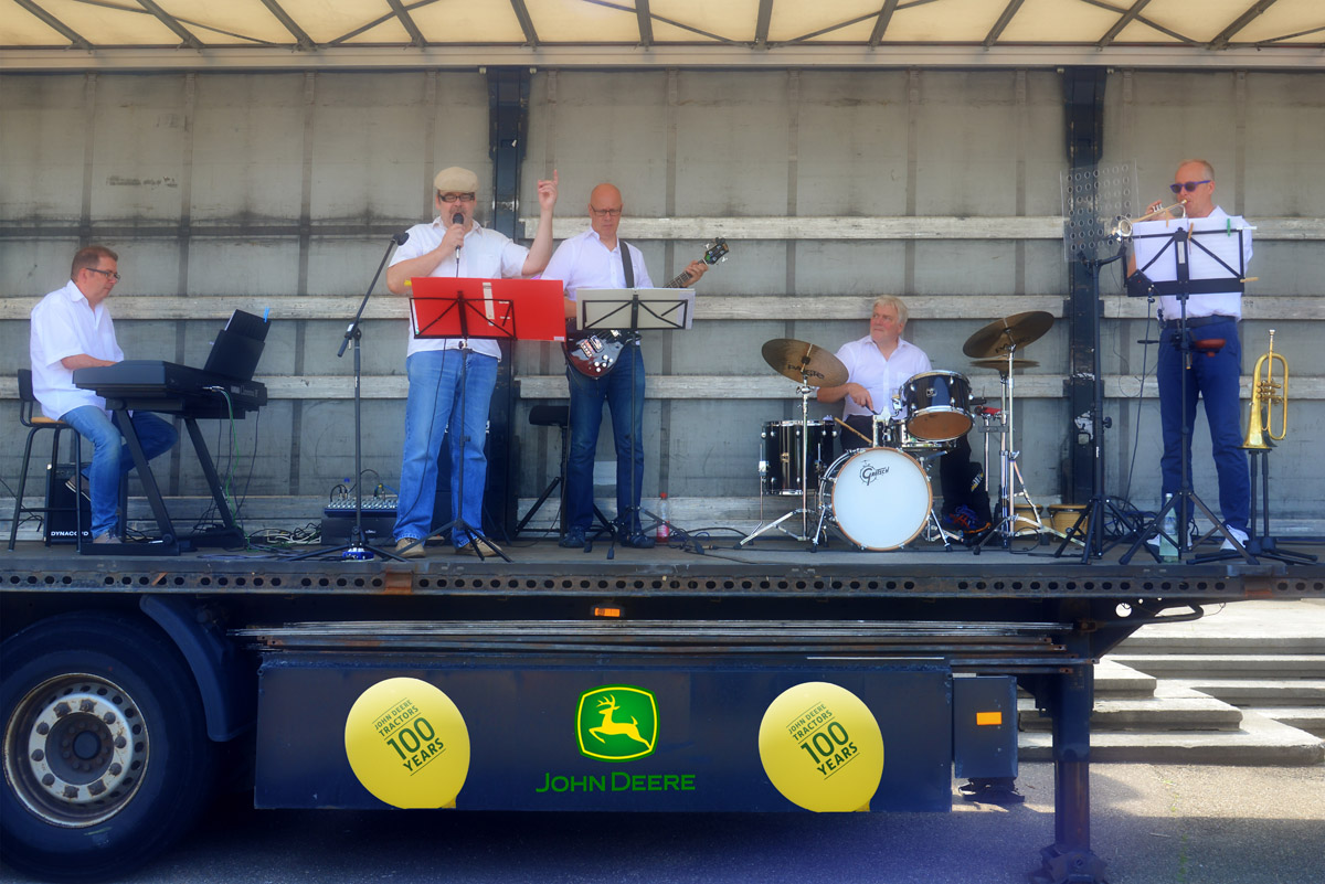 john_deere_100_1200.jpg