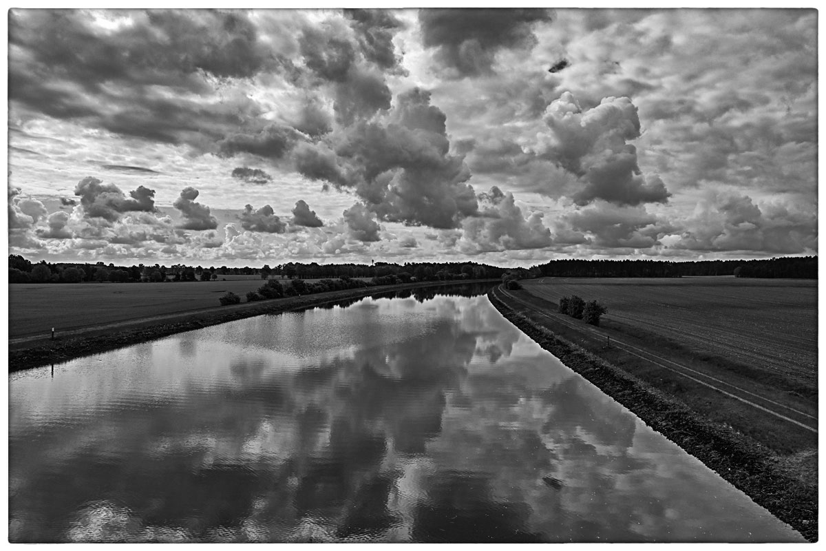 Kanalwolken_BW.jpg