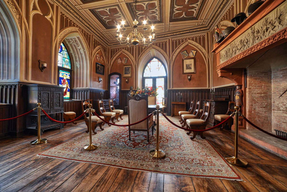 Romantik-Schloß Burg Rheinstein_innenraum.jpg