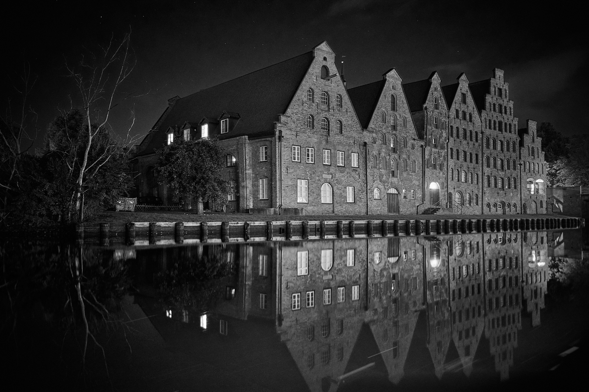 Salzspeicher bei Nacht