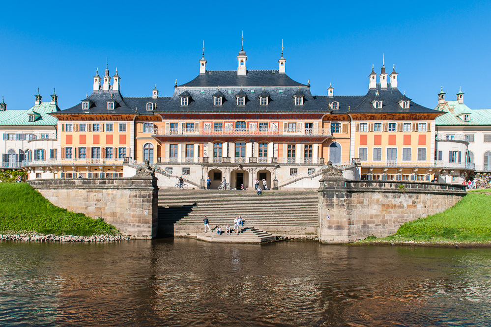 Schloss Pillnitz vom Wasser aus gesehen